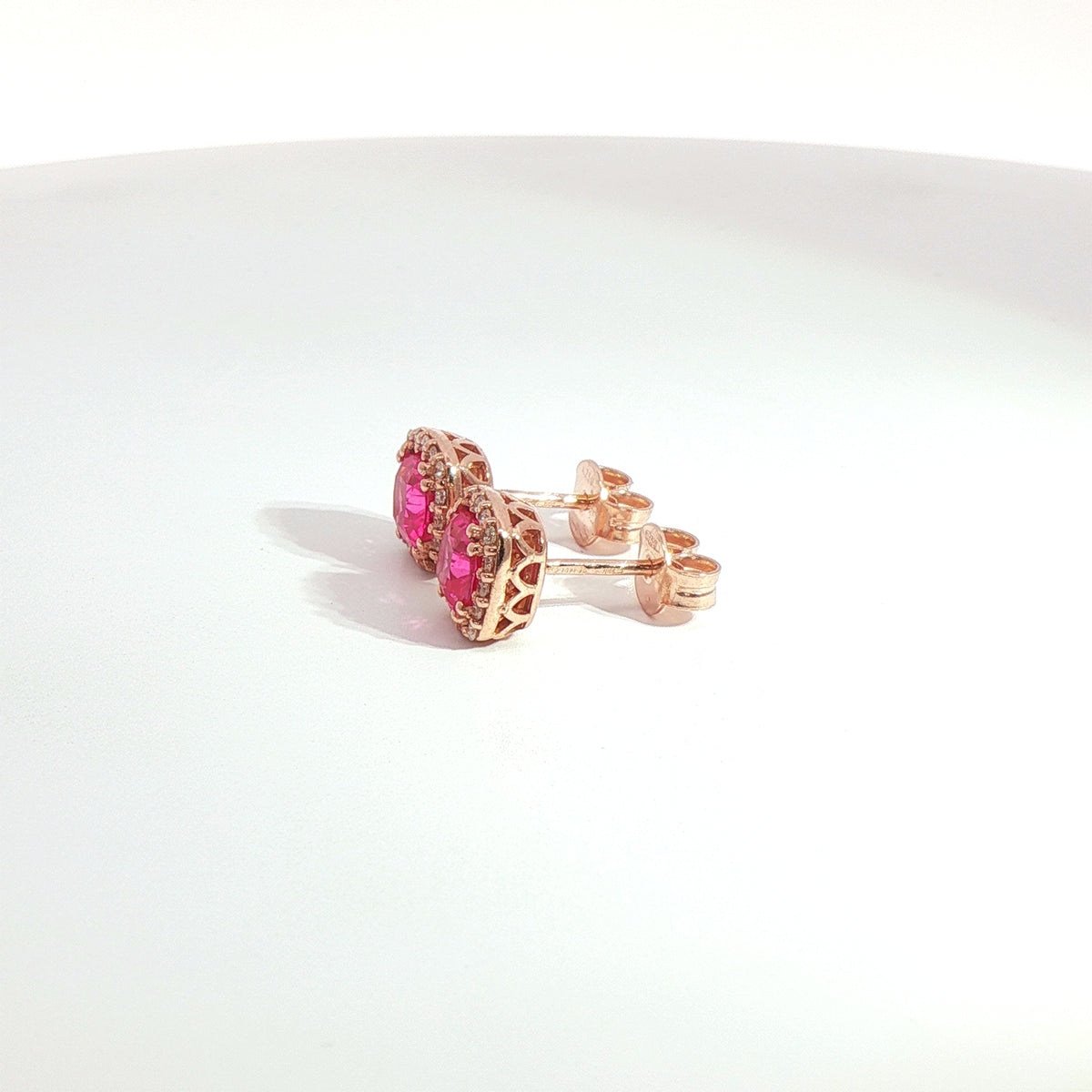 Orecchini punto luce con zaffiri rosa Lab-Grown taglio cuscino e diamanti Lab-Grown taglio brillante.