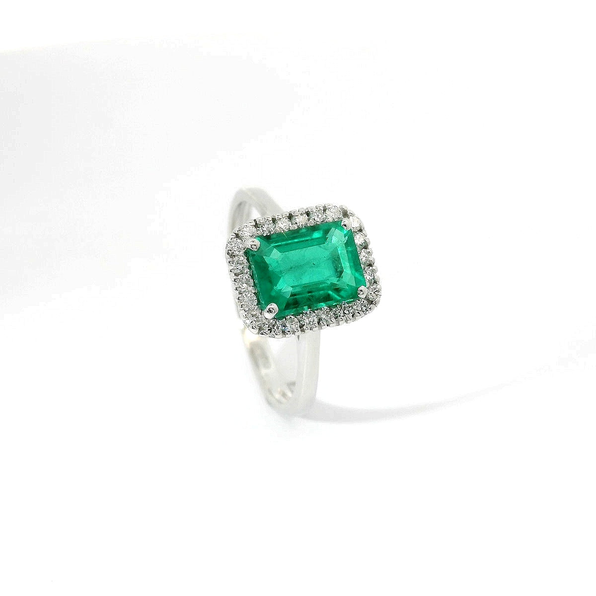 Anello in oro bianco con smeraldo lab-grown e diamanti lab-grown taglio brillante.