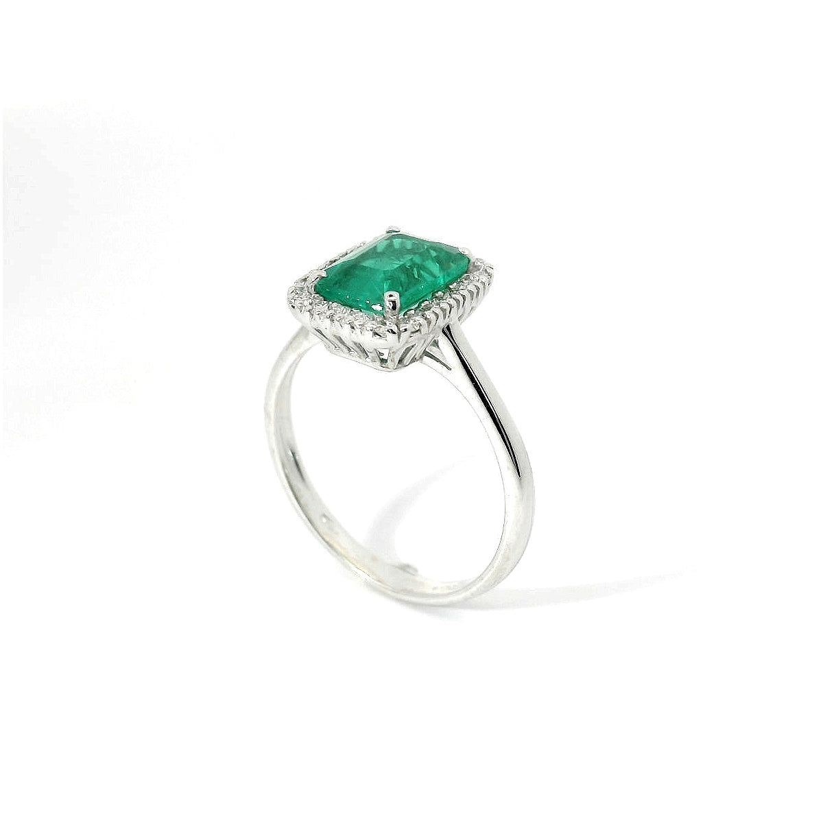 Anello in oro bianco con smeraldo lab-grown e diamanti lab-grown taglio brillante.