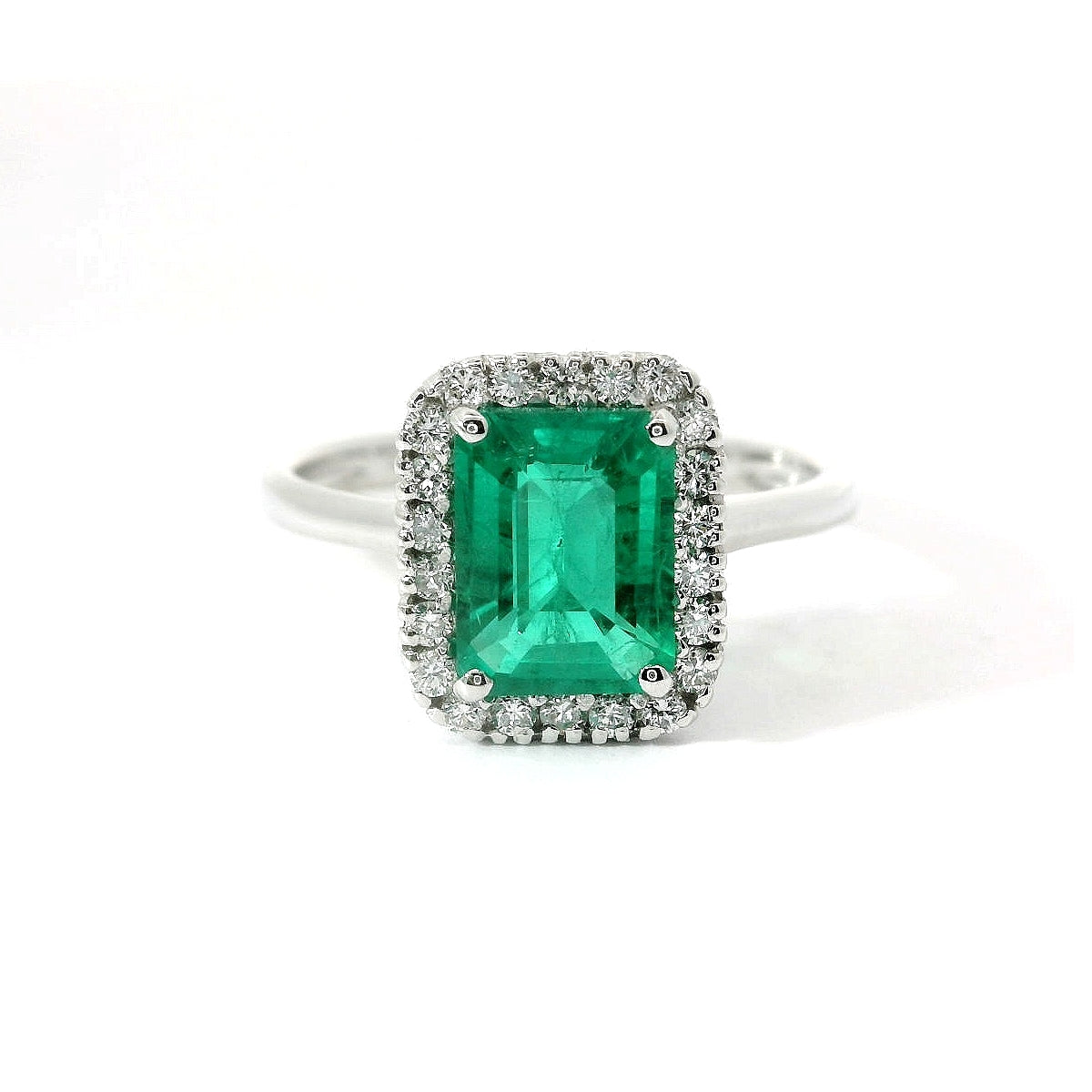 Anello in oro bianco con smeraldo lab-grown e diamanti lab-grown taglio brillante.