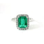 Anello in oro bianco con smeraldo lab-grown e diamanti lab-grown taglio brillante.