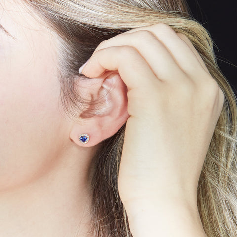 Orecchini punto luce in oro rosa con zaffiri Lab-Grown taglio cuore e diamanti Lab-Grown taglio brillante.