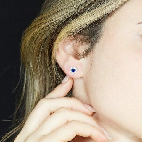 Orecchini punto luce in oro bianco con zaffiri Lab-Grown taglio cuore e diamanti Lab-Grown taglio brillante.