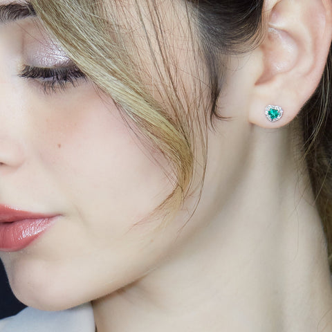 Orecchini punto luce in oro bianco con smeraldi Lab-Grown taglio cuore e diamanti Lab-Grown taglio brillante.