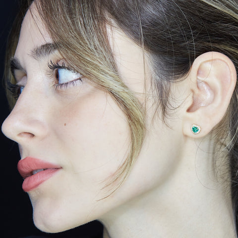 Orecchini punto luce in oro giallo con smeraldi Lab-Grown taglio cuore e diamanti Lab-Grown taglio brillante.