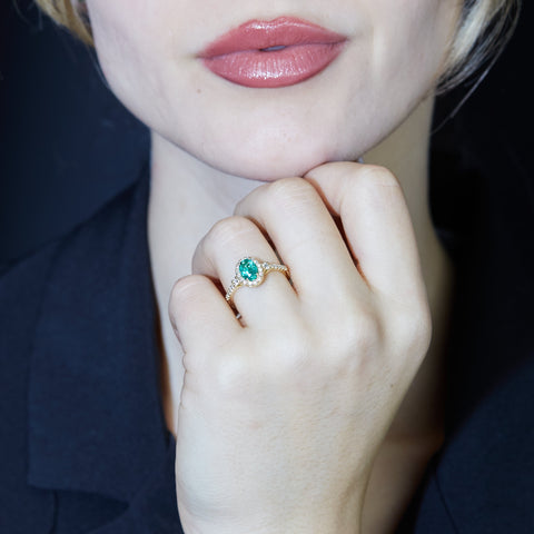 Anello in oro giallo con smeraldo Lab-Grown taglio ovale e diamanti Lab-Grown taglio ovale.