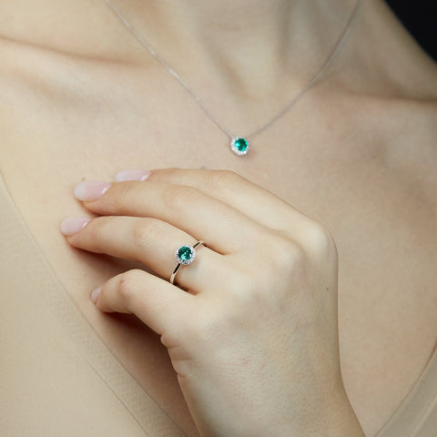 Anello in oro bianco con smeraldo Lab-Grown taglio brillante e diamanti Lab-Grown taglio brillante.