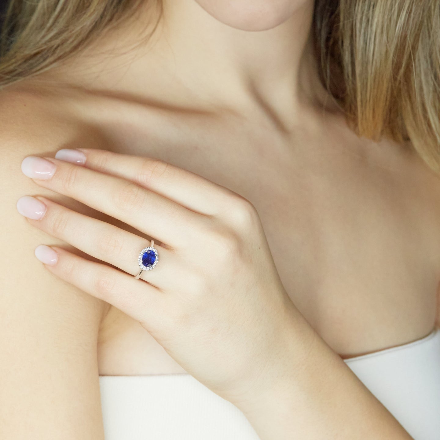 Anello in oro bianco con zaffiro Lab-Grown taglio ovale e diamanti Lab-Grown taglio brillante.