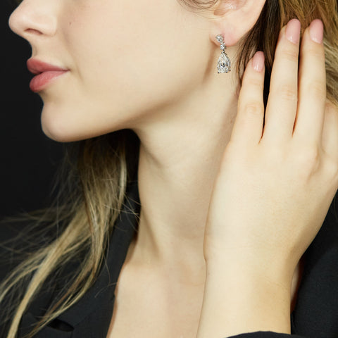 Orecchini a pendente in oro bianco e diamanti Lab-Grown taglio goccia e brillante, 6,24 carati.