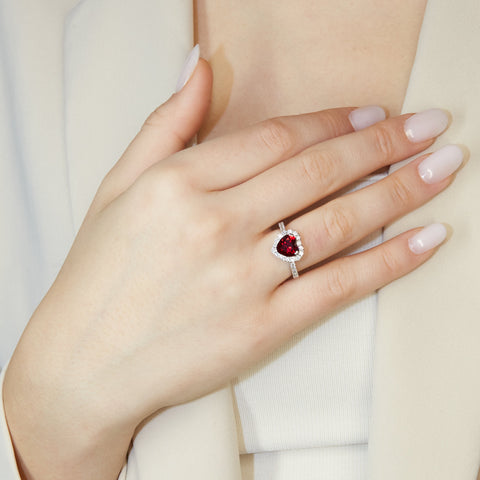 Anello in oro bianco con rubino Lab-Grown taglio cuore e diamanti Lab-Grown taglio brillante.