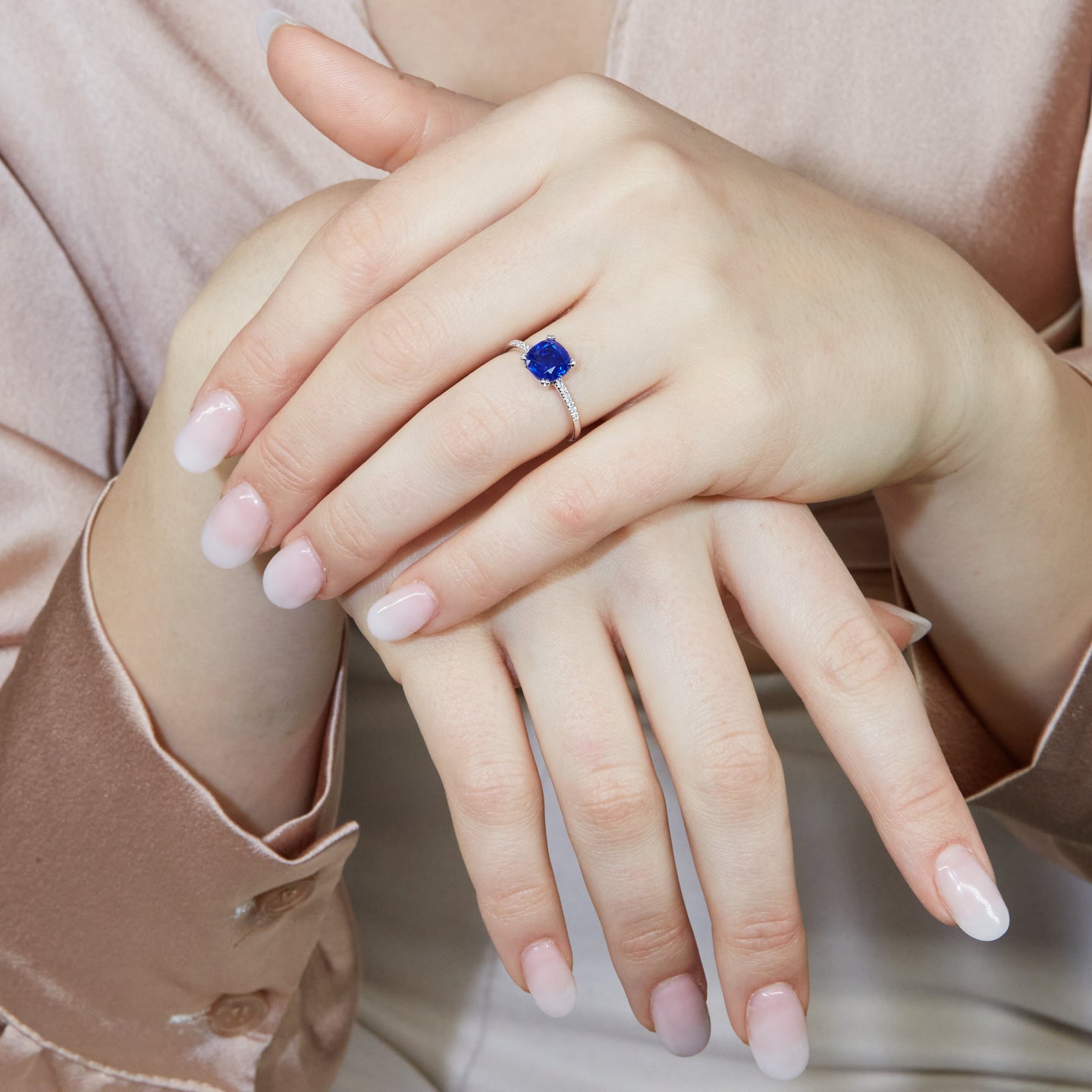 Solitario in oro bianco con zaffiro Lab-Grown taglio cuscino e diamanti Lab-Grown taglio brillante.