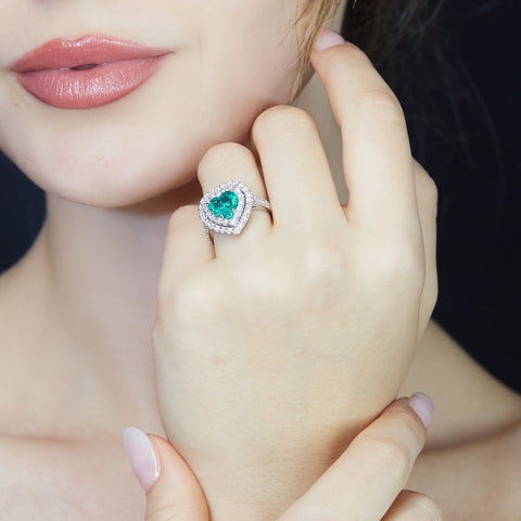 Anello fascia in oro bianco con smeraldo Lab-Grown taglio cuore e diamanti Lab-Grown taglio brillante.