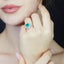 Anello fascia in oro bianco con smeraldo Lab-Grown taglio cuore e diamanti Lab-Grown taglio brillante.