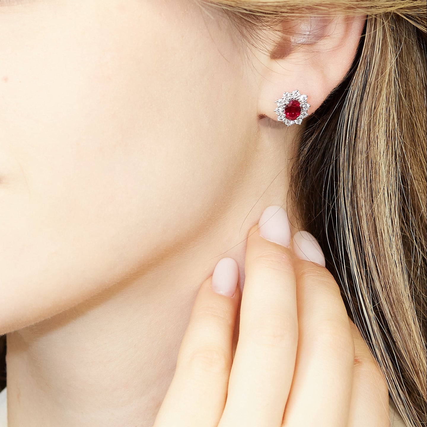 Orecchini punto luce in oro bianco con rubini Lab-Grown taglio ovale e diamanti Lab-Grown taglio brillante.