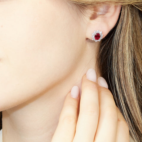 Orecchini punto luce in oro bianco con rubini Lab-Grown taglio ovale e diamanti Lab-Grown taglio brillante.