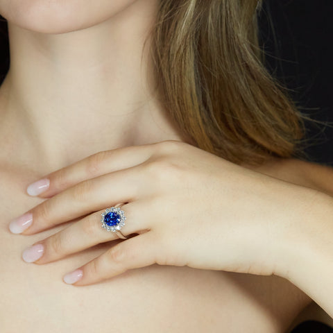 Anello in oro bianco con zaffiro Lab-Grown taglio ovale e diamnati Lab-Grown taglio brillante.