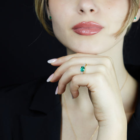 Anello in oro giallo con smeraldo Lab-Grown taglio ovale e diamanti Lab-Grown taglio brillante.