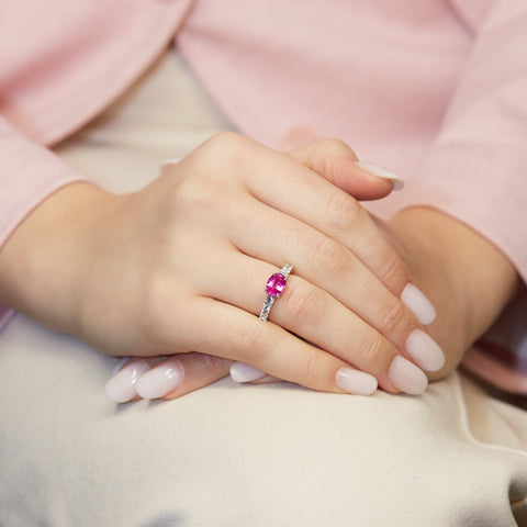 Anello in oro bianco con zaffiro rosa Lab-Grown  taglio ovale e diamanti Lab-Grown taglio brillante.