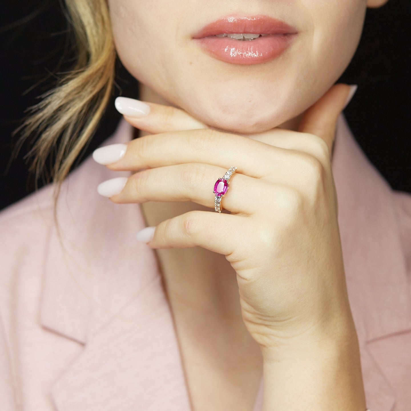 Anello in oro rosa con zaffiro rosa Lab-Grown e diamanti Lab-Grown taglio brillante.