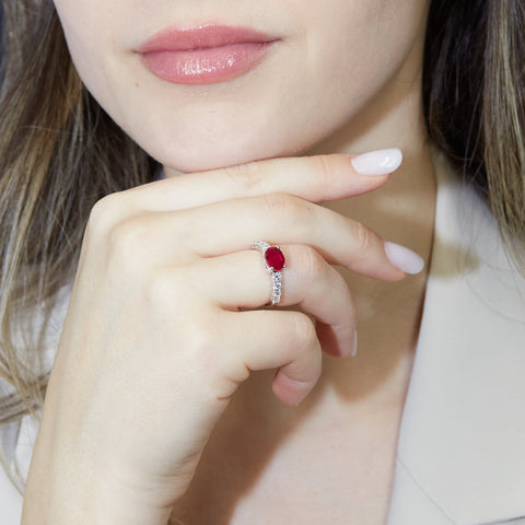 Anello in oro bianco con rubino Lab-Grown taglio ovale e diamanti Lab-Grown taglio brillante.