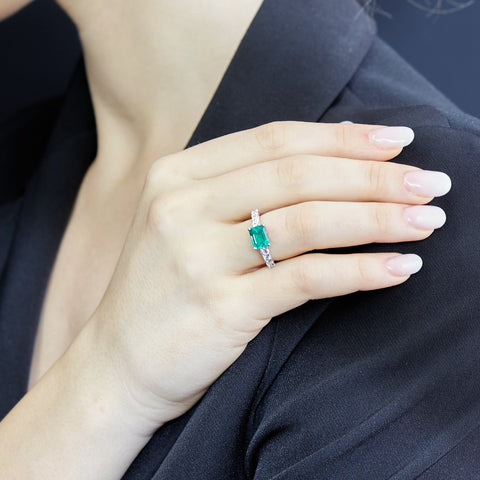 Anello in oro bianco con smeraldo Lab-Grown taglio smeraldo e diamanti Lab-Grown taglio brillante.