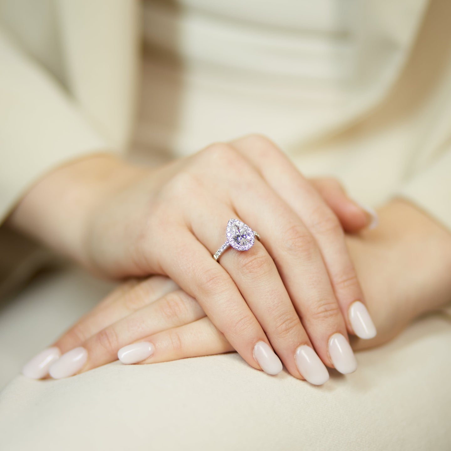 Anello Dreams con diamanti Lab-Grown taglio goccia e brillante, 2,28 carati.