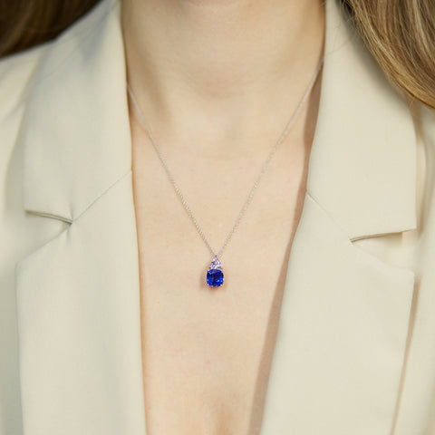 Girocollo in oro bianco con zaffiro Lab-Grown taglio cuscino e diamante Lab-Grown taglio trillion.