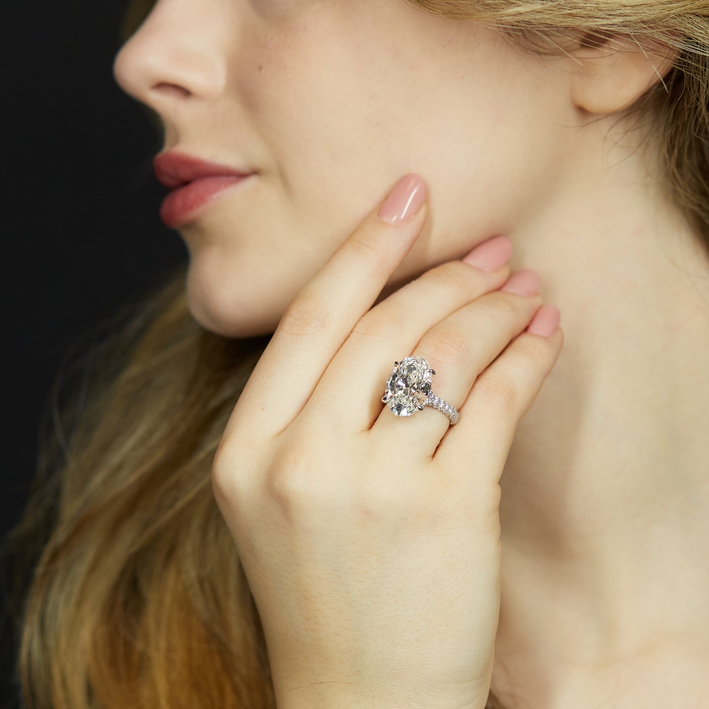 Solitario in oro bianco con diamanti Lab-Grown taglio ovale e brillante, 11,18 carati.