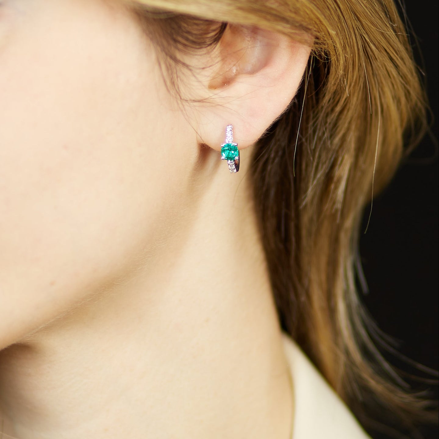 Orecchini in oro bianco con smeraldi Lab-Grown taglio cuscino e diamanti Lab-Grown taglio brillante.