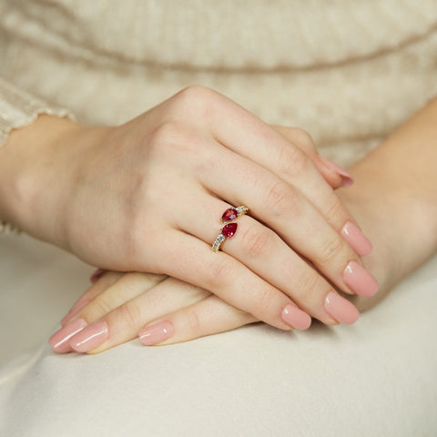 Anello Twin in oro giallo con rubini Lab-Grown taglio goccia e diamanti Lab-Grown taglio brillante.