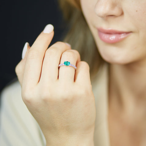 Anello in oro bianco con smeraldo Lab-Grown taglio ovale e diamanti Lab-Grown taglio brillante.