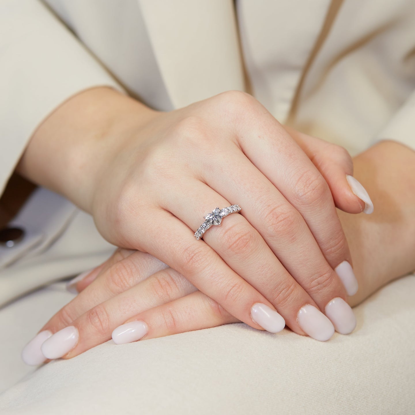 Anello in oro bianco con diamanti Lab-Grown taglio cuore e brillante, 1,53 carati.