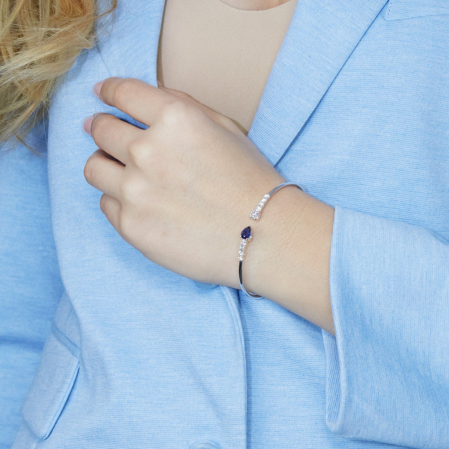 Bracciale Twin in oro bianco con zaffiro Lab-Grown taglio goccia e diamanti Lab-Grown taglio brillante.