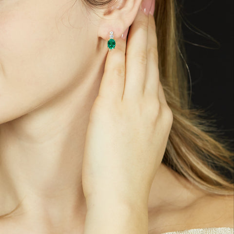 Orecchini in oro giallo con smeraldi Lab-Grown taglio ovale e diamanti Lab-Grown taglio brillante.