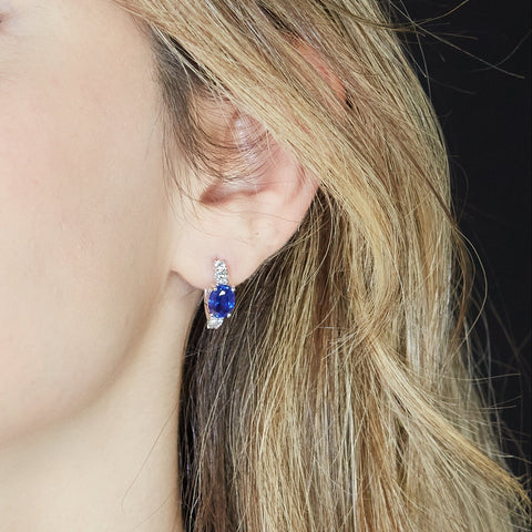 Orecchini in oro bianco con zaffiri Lab-Grown taglio ovale e diamanti Lab-Grown taglio brillante.