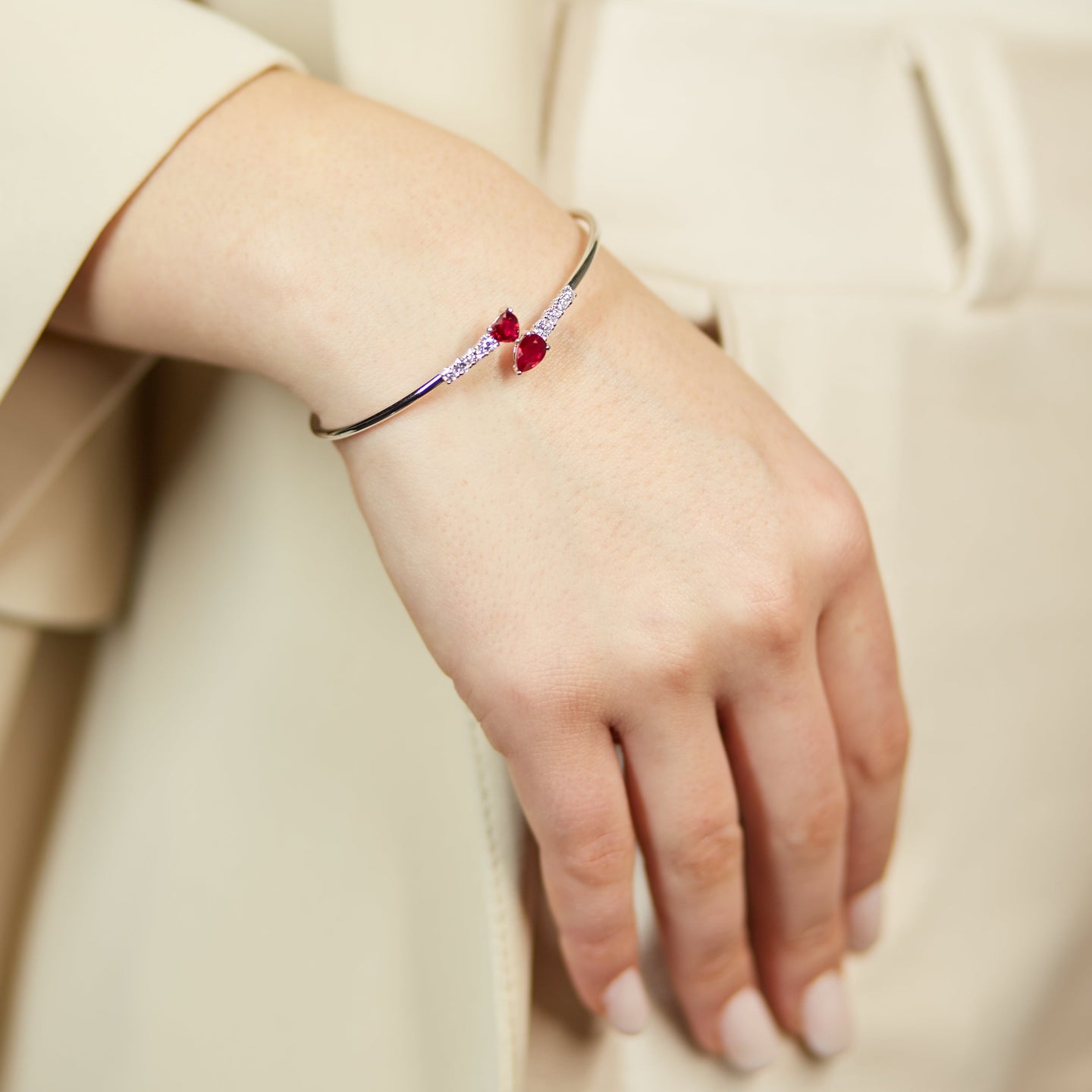 Bracciale Twin in oro bianco con rubini Lab-Grown e diamanti Lab-Grown taglio brillante.