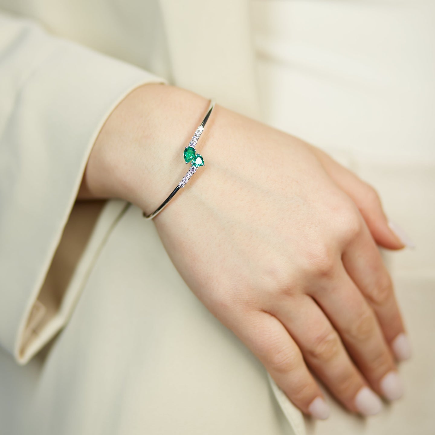 Bracciale Twin in oro bianco con smeraldi Lab-Grown e diamanti Lab-Grown taglio brillante.