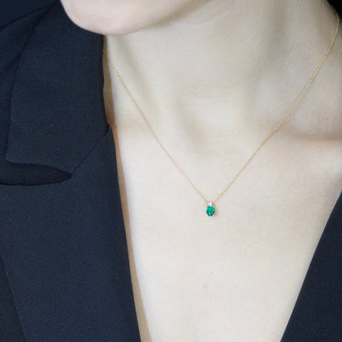 Girocollo in oro giallo con smeraldo Lab-Grown taglio ovale e diamante Lab-Grown taglio brtillante.