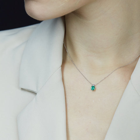 Girocollo in oro bianco con smeraldo Lab-Grown taglio ovale e diamante Lab-Grown taglio brillante.