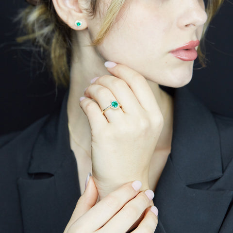 Anello in oro giallo con smeraldo Lab-Grown taglio cuscino e diamanti Lab-Grown taglio brillante.