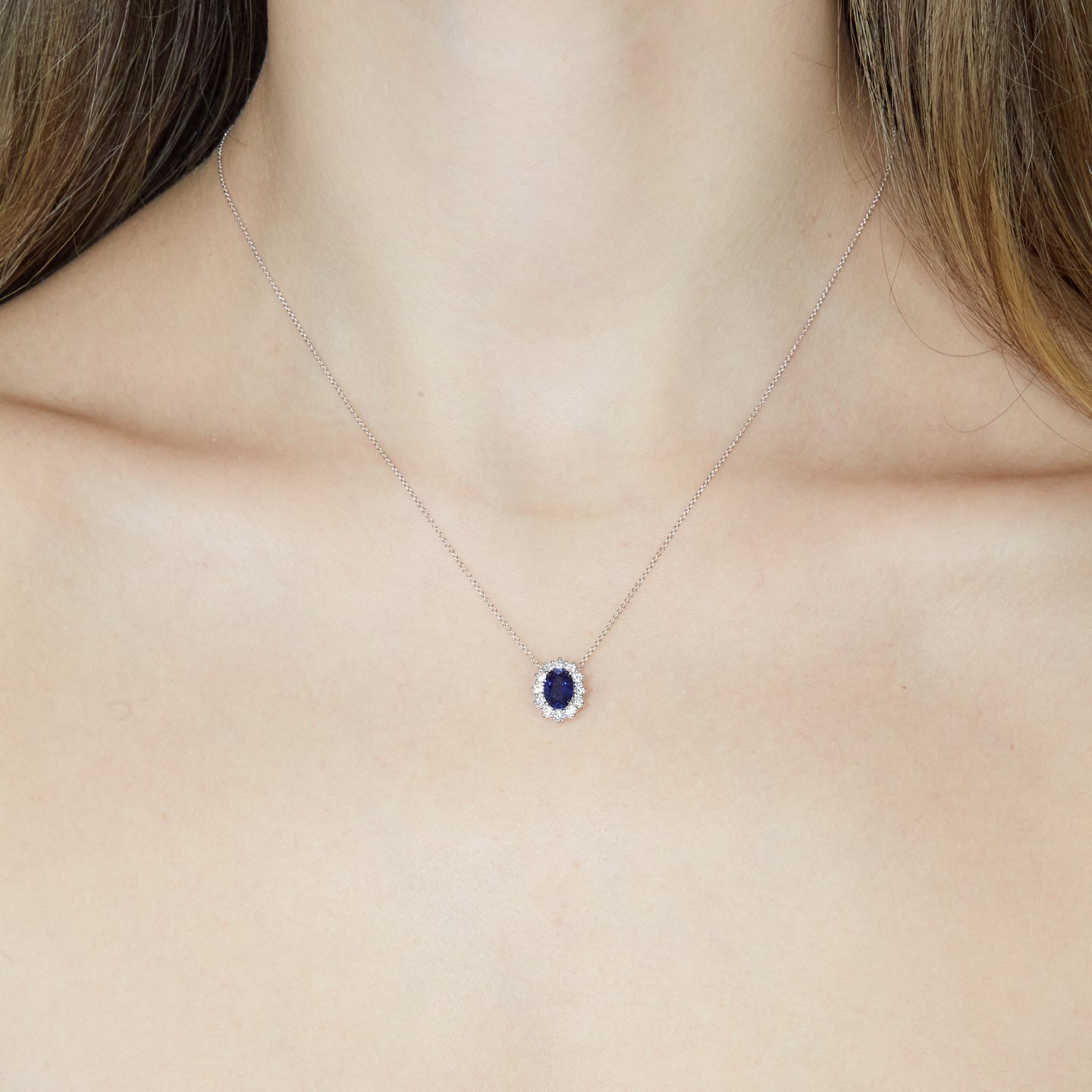 Girocollo in oro bianco con zaffiro Lab-Grown taglio ovale e diamanti Lab-Grown taglio brillante.