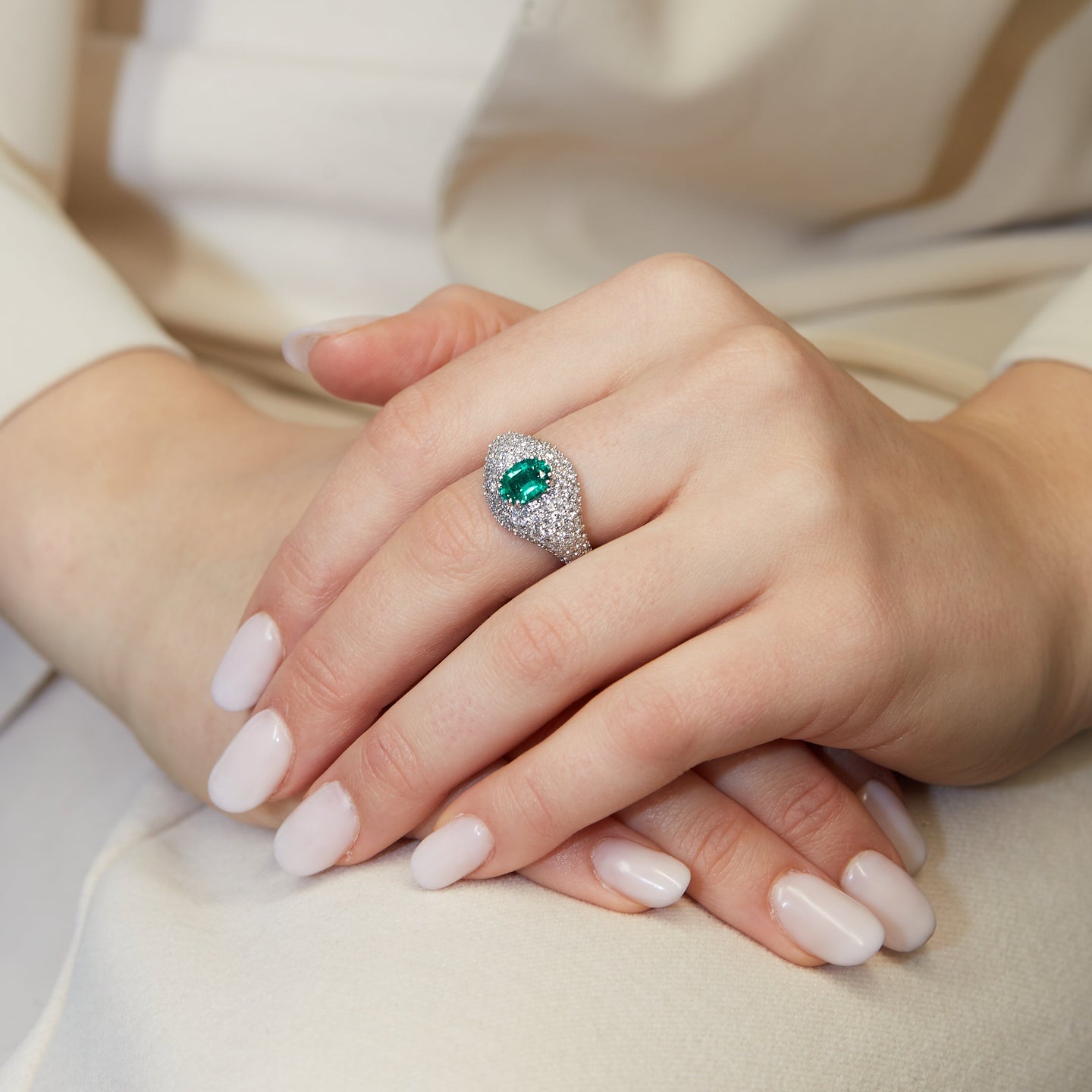 Anello fascia in oro bianco con pavè di diamanti Lab-Grown e smeraldo Lab-Grown.