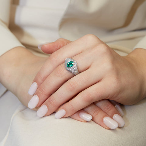 Anello fascia in oro bianco con pavè di diamanti Lab-Grown e smeraldo Lab-Grown.