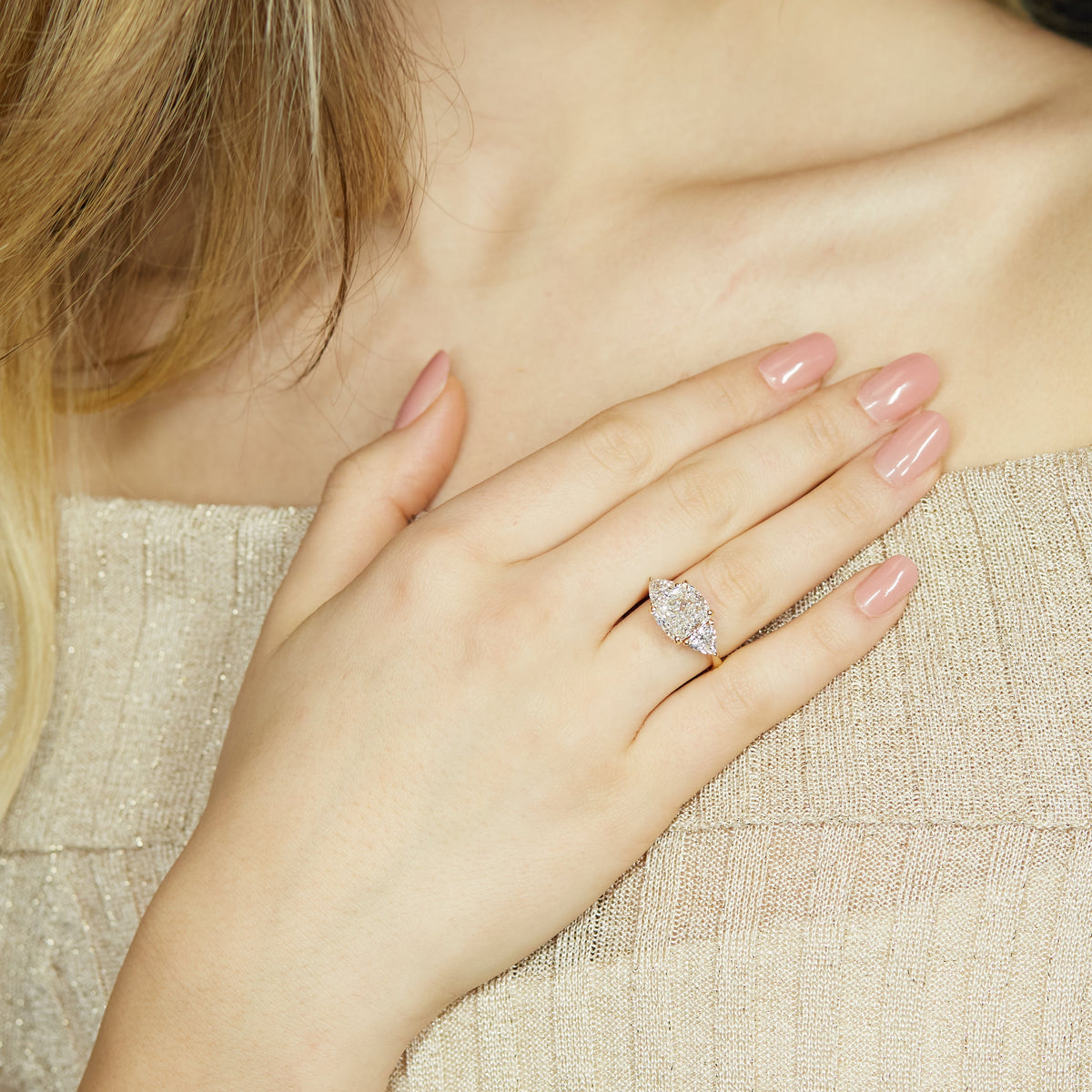 Anello trilogy in oro giallo con diamanti Lab-Grown taglio cuscino e trillion, 6,43 carati.