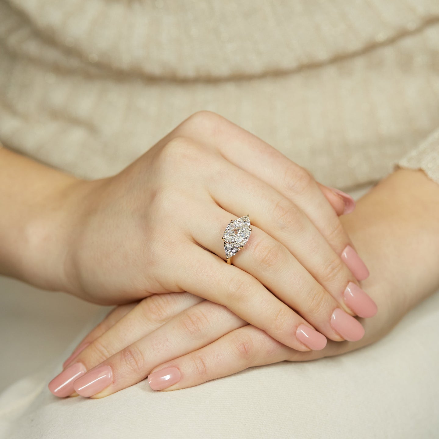 Anello trilogy in oro giallo con diamanti Lab-Grown taglio cuscino e trillion, 6,43 carati.