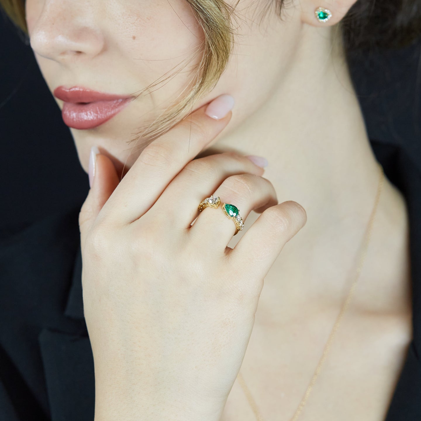 Anello in oro giallo con smeraldo Lab-Grown taglio goccia e diamanti Lab-Grown taglio brillante.