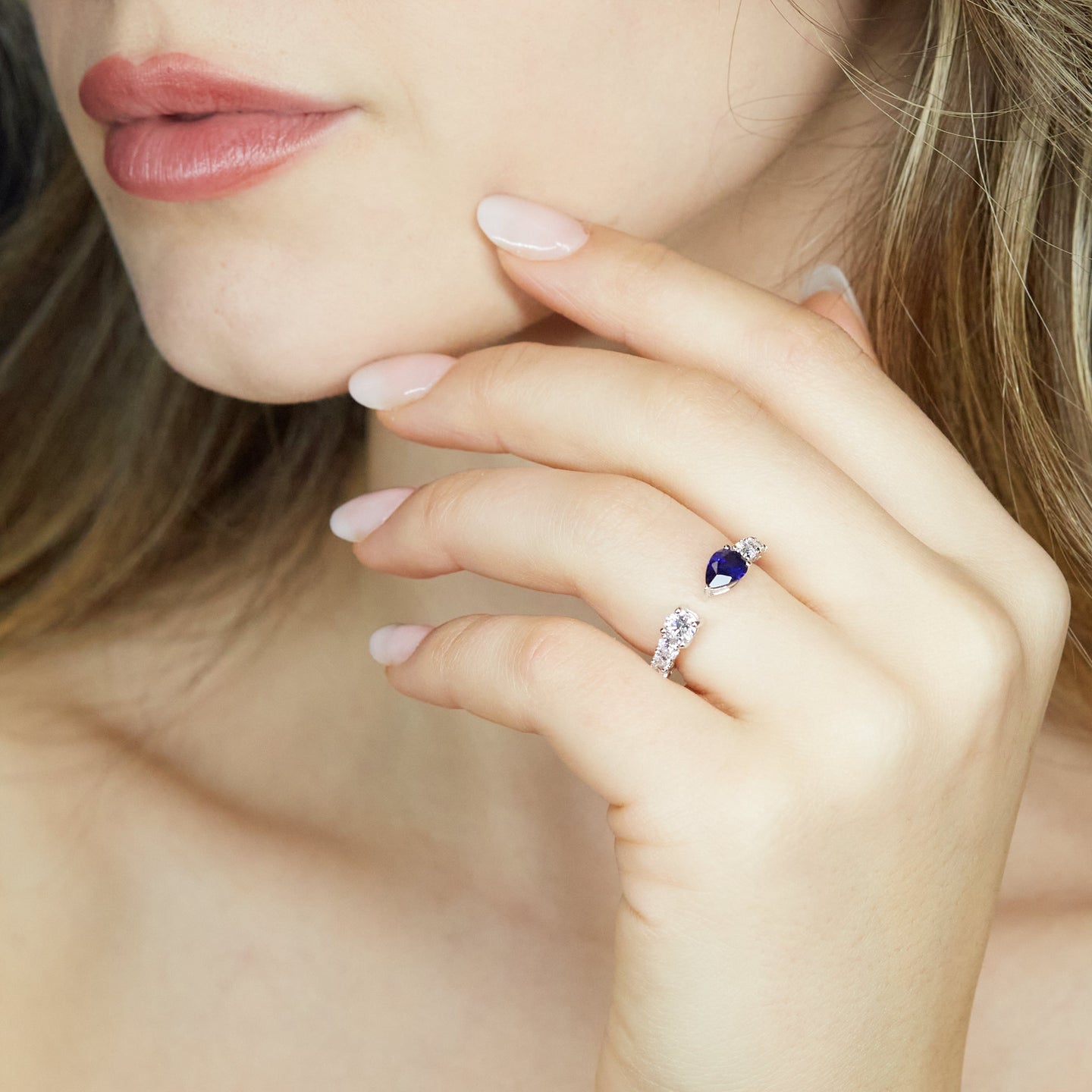 Anello in oro bianco con zaffiro Lab-Grown taglio goccia e diamanti Lab-Grown taglio brillante.