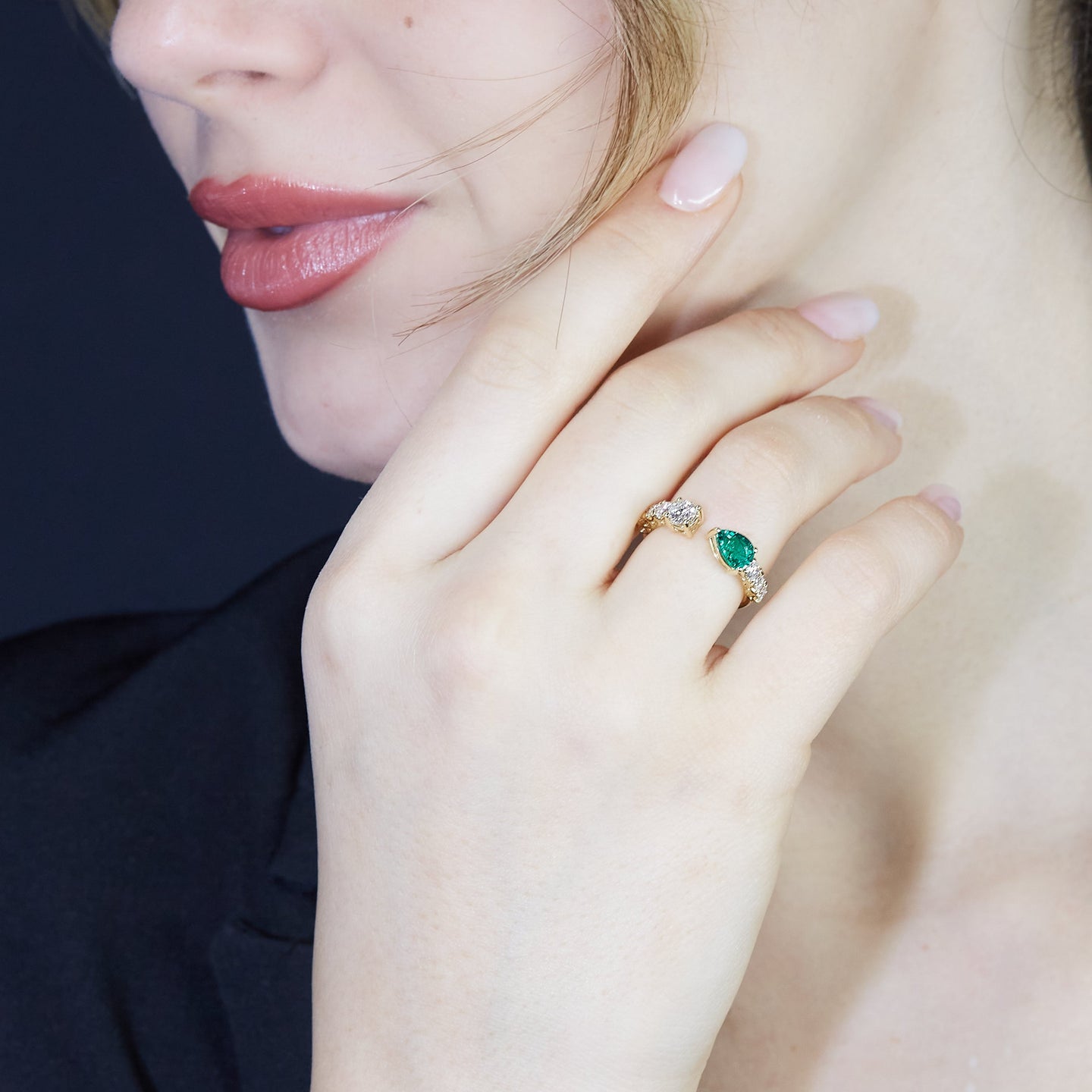 Anello in oro giallo con smeraldi Lab-Grown taglio goccia e ovale con diamanti Lab-Grown taglio brillante.