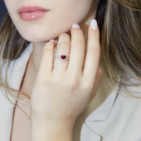 Anello in oro bianco con rubino Lab-Grown taglio cuore e diamanti Lab-Grown taglio brillante.