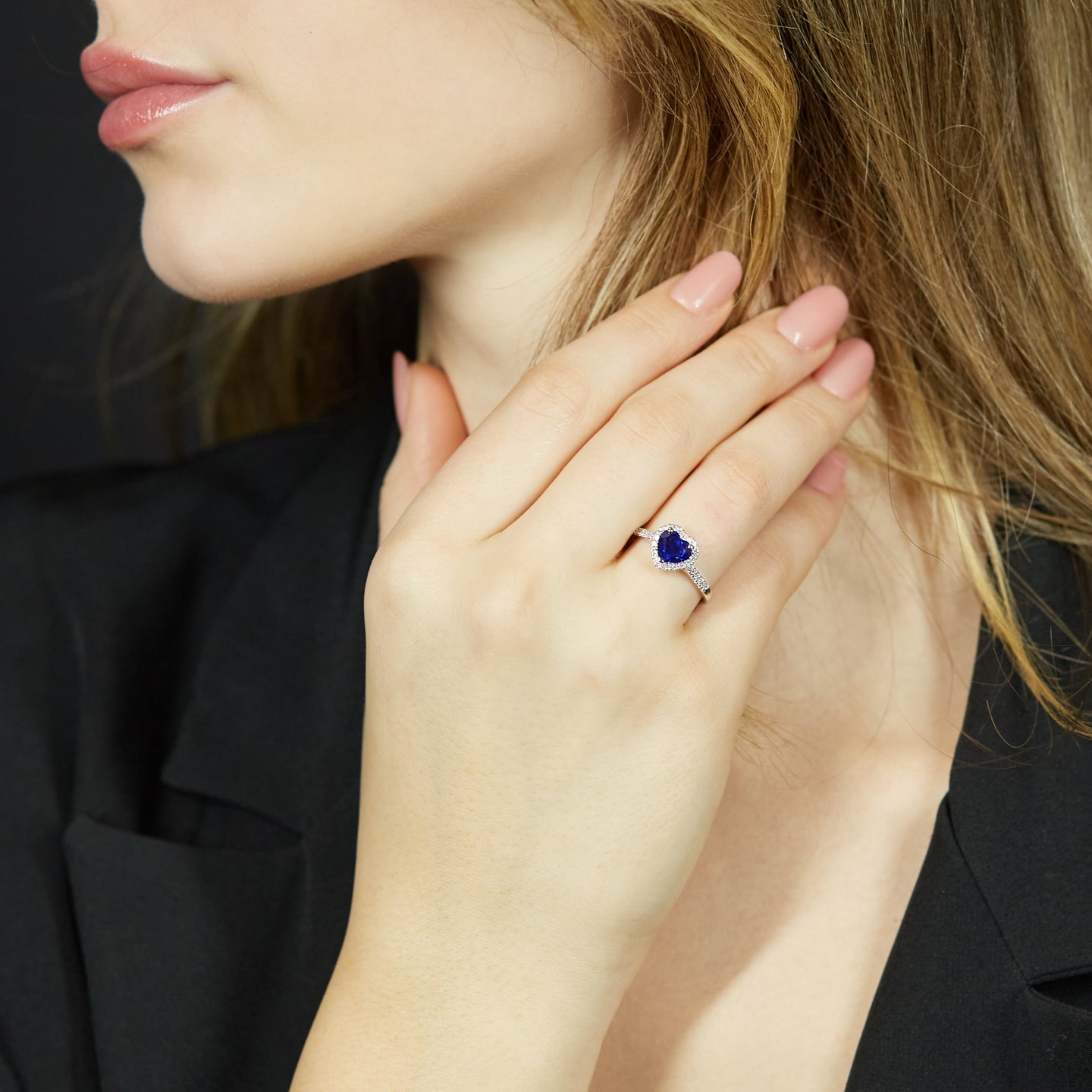 Anello in oro bianco con zaffiro Lab-Grown taglio cuore e diamanti Lab-Grown taglio brillante.